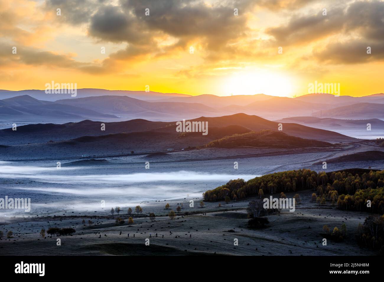 Wunderschöne Naturlandschaft im Ulan Butong Grasland, Innere Mongolei, China. Berge und Wolken Naturlandschaft bei Sonnenaufgang. Stockfoto