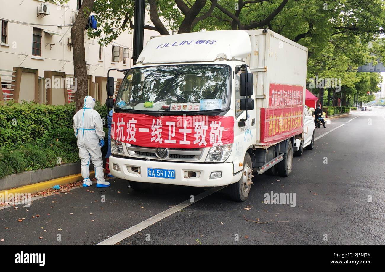 SHANGHAI, CHINA - 24. APRIL 2022 - am 24. April 2022 werden in Shanghai, China, Lastwagen gespendeter Notlieferungen gesehen. Stockfoto