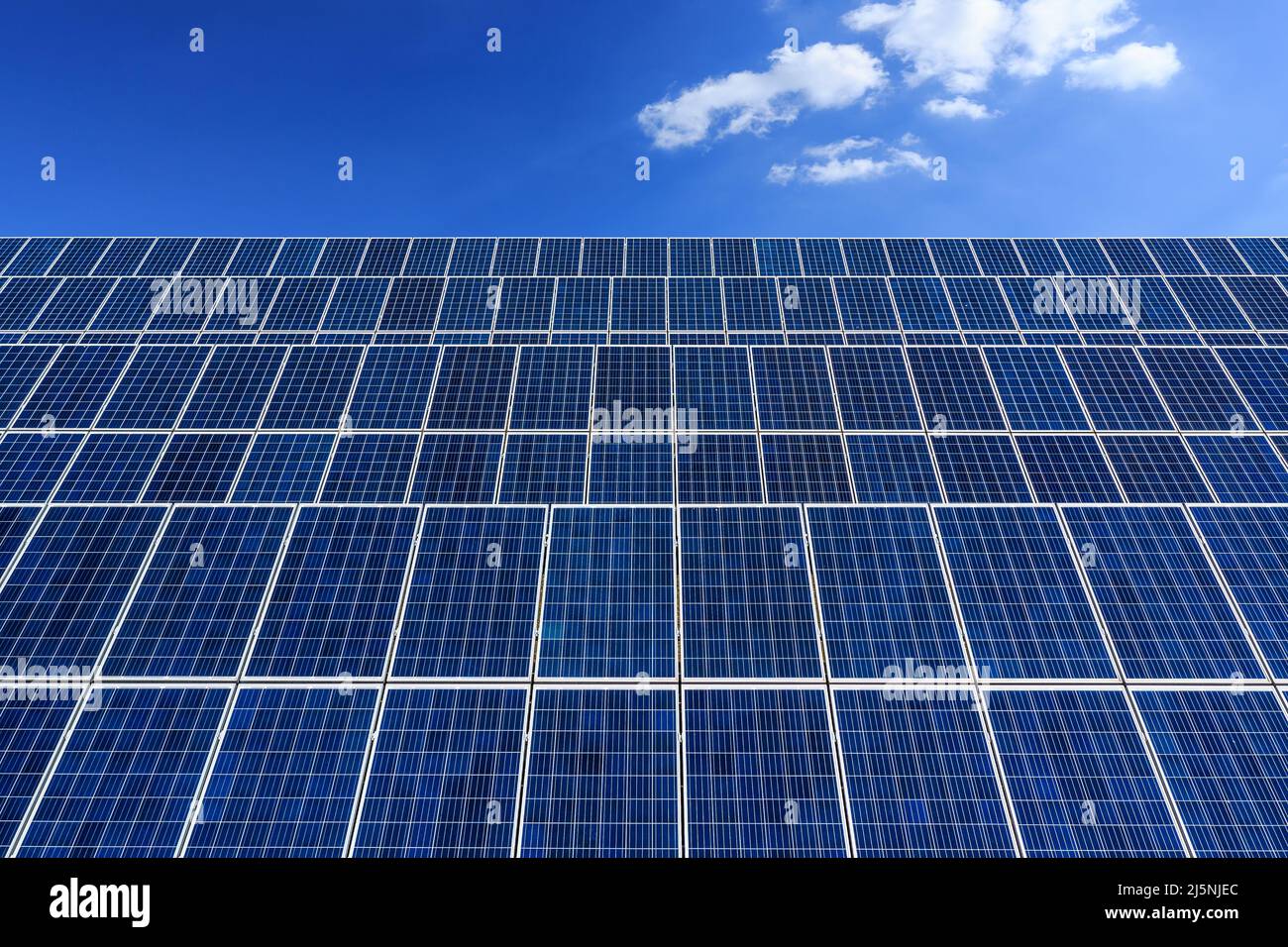 Solarpanel-Kraftwerk unter blauem Himmel. Konzept für grüne Energie. Stockfoto