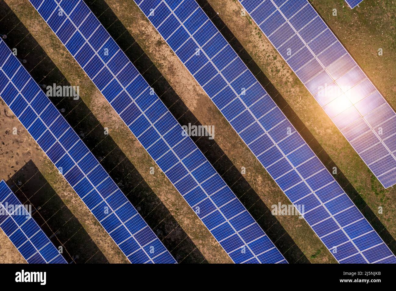 Luftaufnahme des Solarpanel-Kraftwerks. Konzept für grüne Energie. Stockfoto