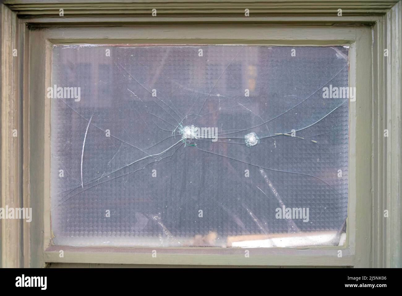 Gerahmtes Fenster mit Glasbruch in San Francisco, Kalifornien Stockfoto