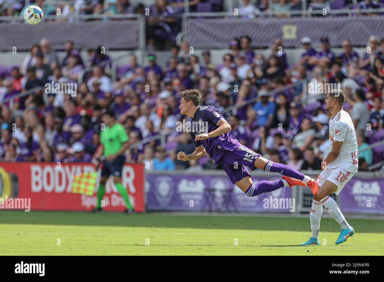 Orlando, FL: Der Orlando City Verteidiger Rodrigo Schlegel (15) springt und führt den Ball von den New York Red Bulls vor Ashley Fletcher (11) während eines Stockfoto