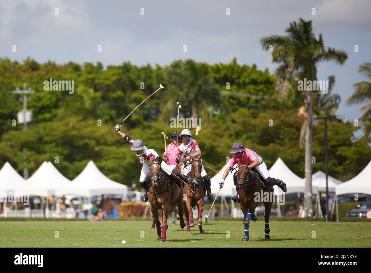 Wellington, Usa. 24. April 2022. Pilot Polo vs La Elina Polo Team während der U.S. Open Polo Championship 2022, Finale im International Polo Club Palm Beach, Florida. Endergebnis: 11-6. Sieger: Pilot Polo. (Foto von Yaroslav Sabitov/SOPA Images/Sipa USA) Quelle: SIPA USA/Alamy Live News Stockfoto