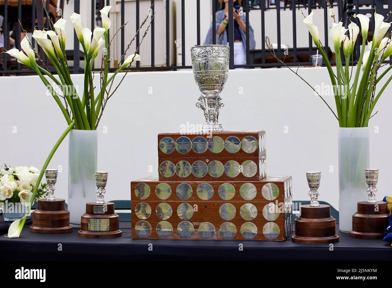 Wellington, Usa. 24. April 2022. Trophäe der U.S. Open Polo Championship 2022 auf dem Tisch platziert, Finale im International Polo Club Palm Beach, Florida. Endergebnis: 11-6. Sieger: Pilot Polo. (Foto von Yaroslav Sabitov/SOPA Images/Sipa USA) Quelle: SIPA USA/Alamy Live News Stockfoto