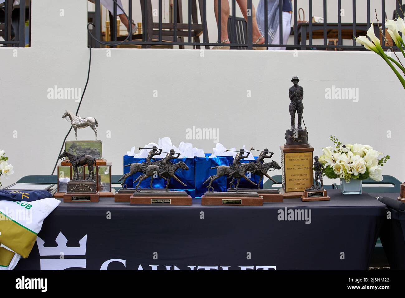 Wellington, Usa. 24. April 2022. Trophäe der U.S. Open Polo Championship 2022 auf dem Tisch platziert, Finale im International Polo Club Palm Beach, Florida. Endergebnis: 11-6. Sieger: Pilot Polo. (Foto von Yaroslav Sabitov/SOPA Images/Sipa USA) Quelle: SIPA USA/Alamy Live News Stockfoto