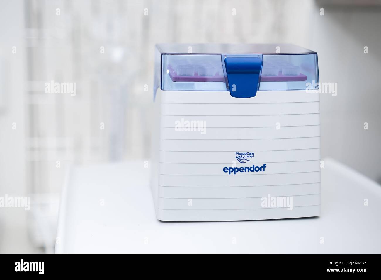Eppendorf Tip Box mit fünf Kämpfern für automatische Pipetten. Laborgeräte für chemische Analysen, April 2022, Prag, Tschechische Republik. Stockfoto