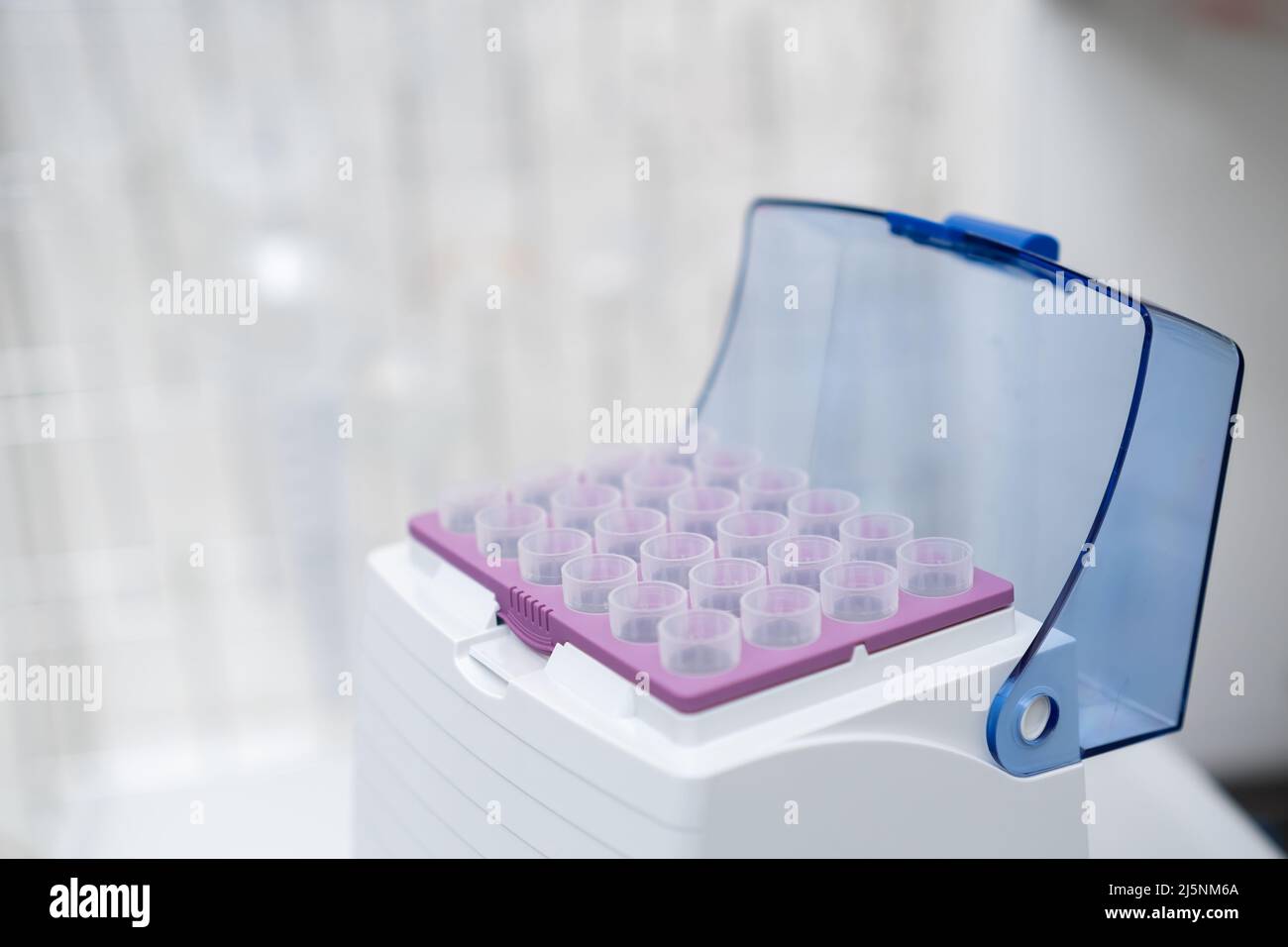 Tip Box mit fünf Kämpfern für automatische Pipetten. Laborgeräte für die chemische Analyse. Stockfoto
