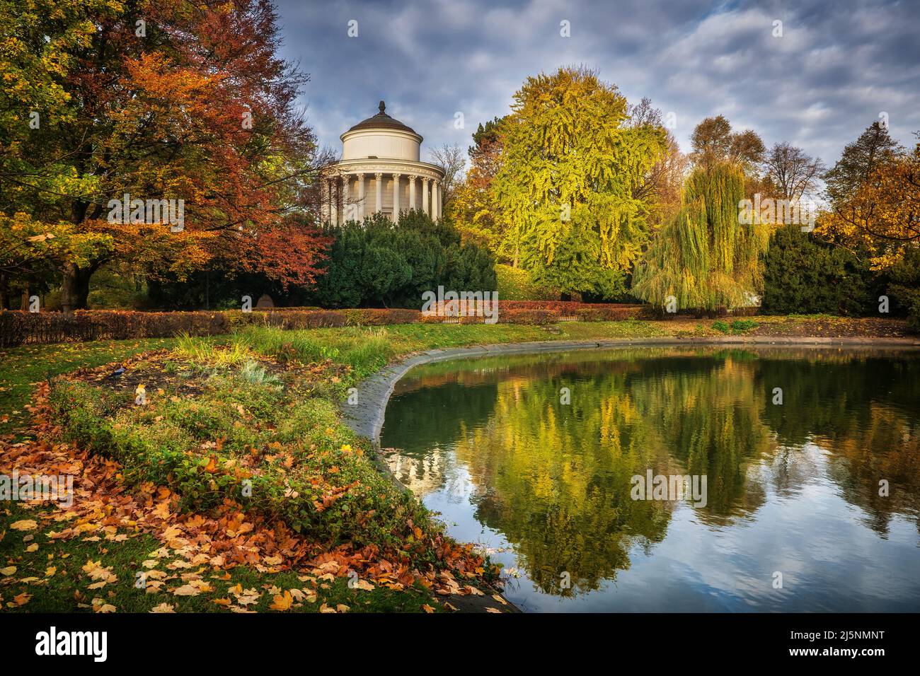 Polen, Warschau, Sächsischer Garten (Polnisch: Ogród Saski) Herbstlandschaft mit Teich und historischem Wasserturm. Stockfoto