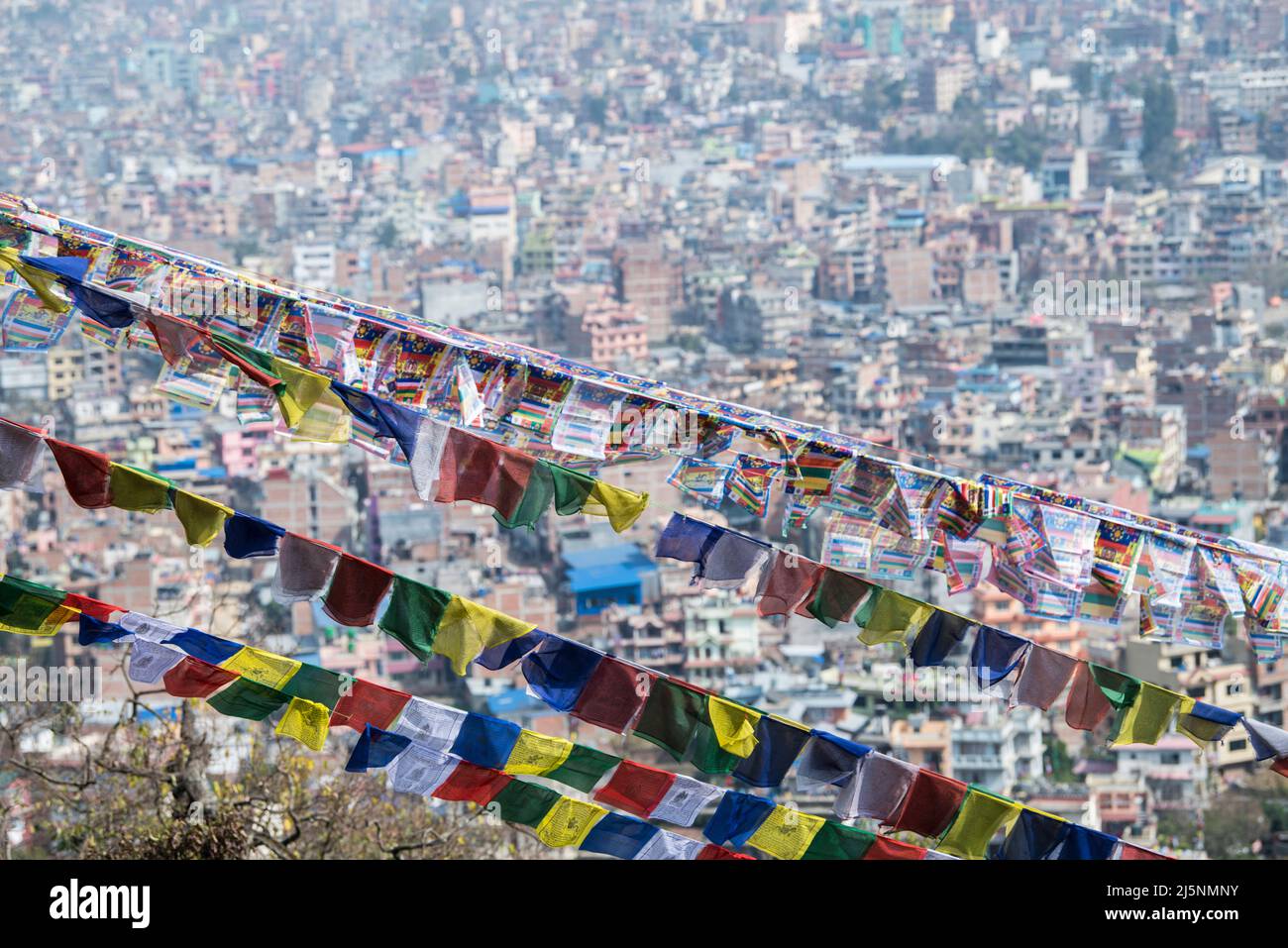 Kathmandu, Nepal - April 20,2022 : Panoramablick von oben auf Kathmandu Stadt von Swayambhunath Stupa. Stockfoto