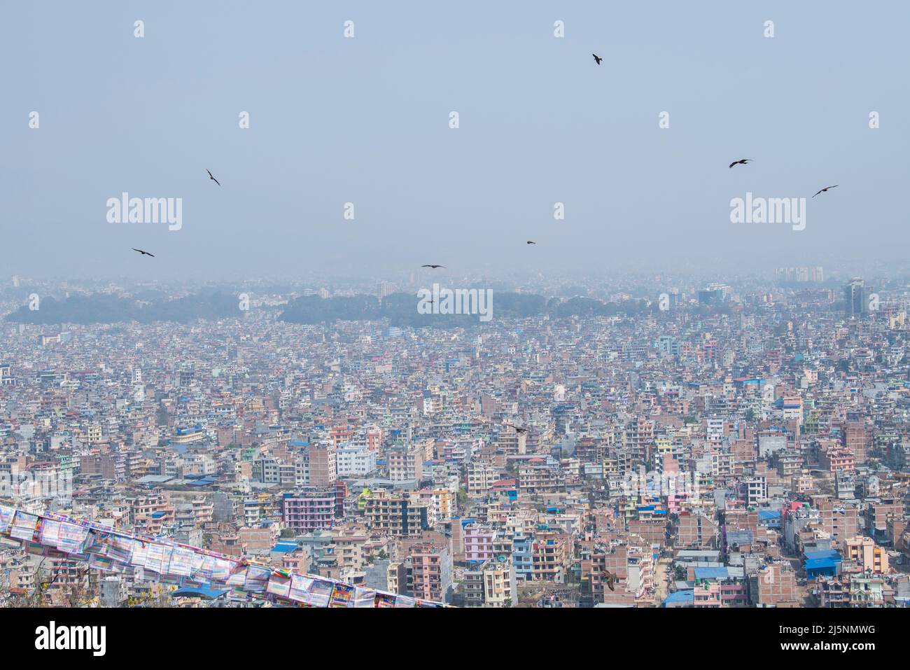 Kathmandu, Nepal - April 20,2022 : Panoramablick von oben auf Kathmandu Stadt von Swayambhunath Stupa. Stockfoto