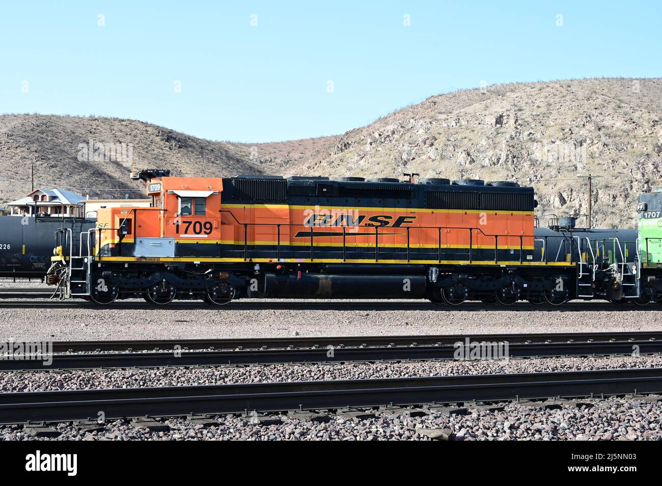 Ein EMD SD40-2 in BNSF Branding am Bahnhof Barstow. Stockfoto