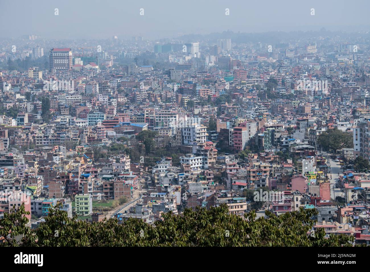 Kathmandu, Nepal - April 20,2022 : Panoramablick von oben auf Kathmandu Stadt von Swayambhunath Stupa. Stockfoto