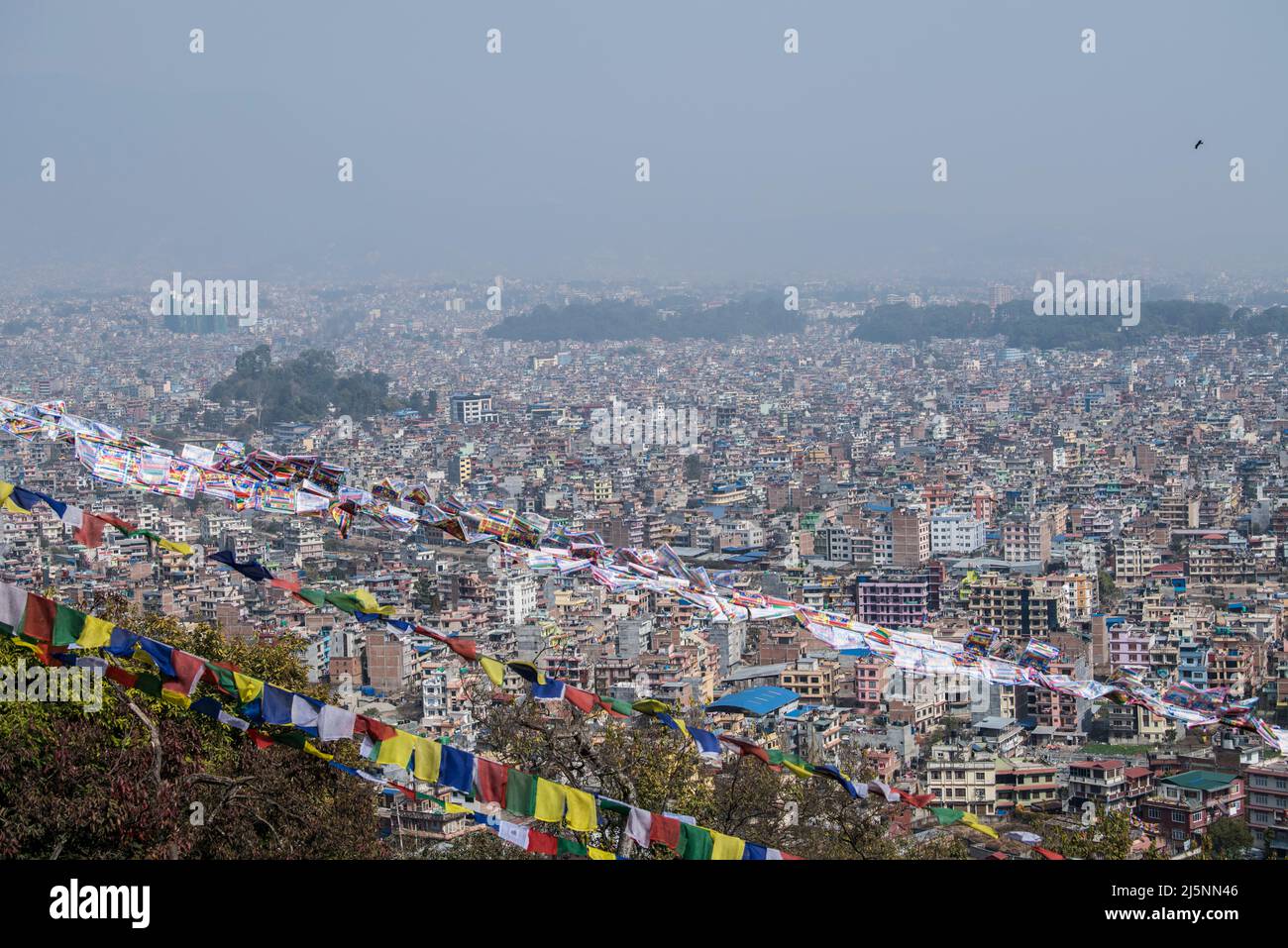 Kathmandu, Nepal - April 20,2022 : Panoramablick von oben auf Kathmandu Stadt von Swayambhunath Stupa. Stockfoto