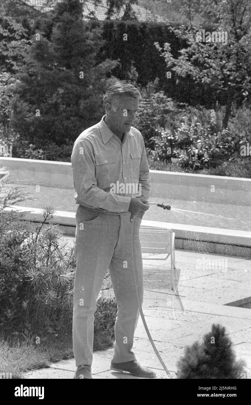 Familie Fuchsberger: Joachim Fuchsberger im Garten seines Hauses in Grünwald bei München. [Automatisierte Übersetzung] Stockfoto