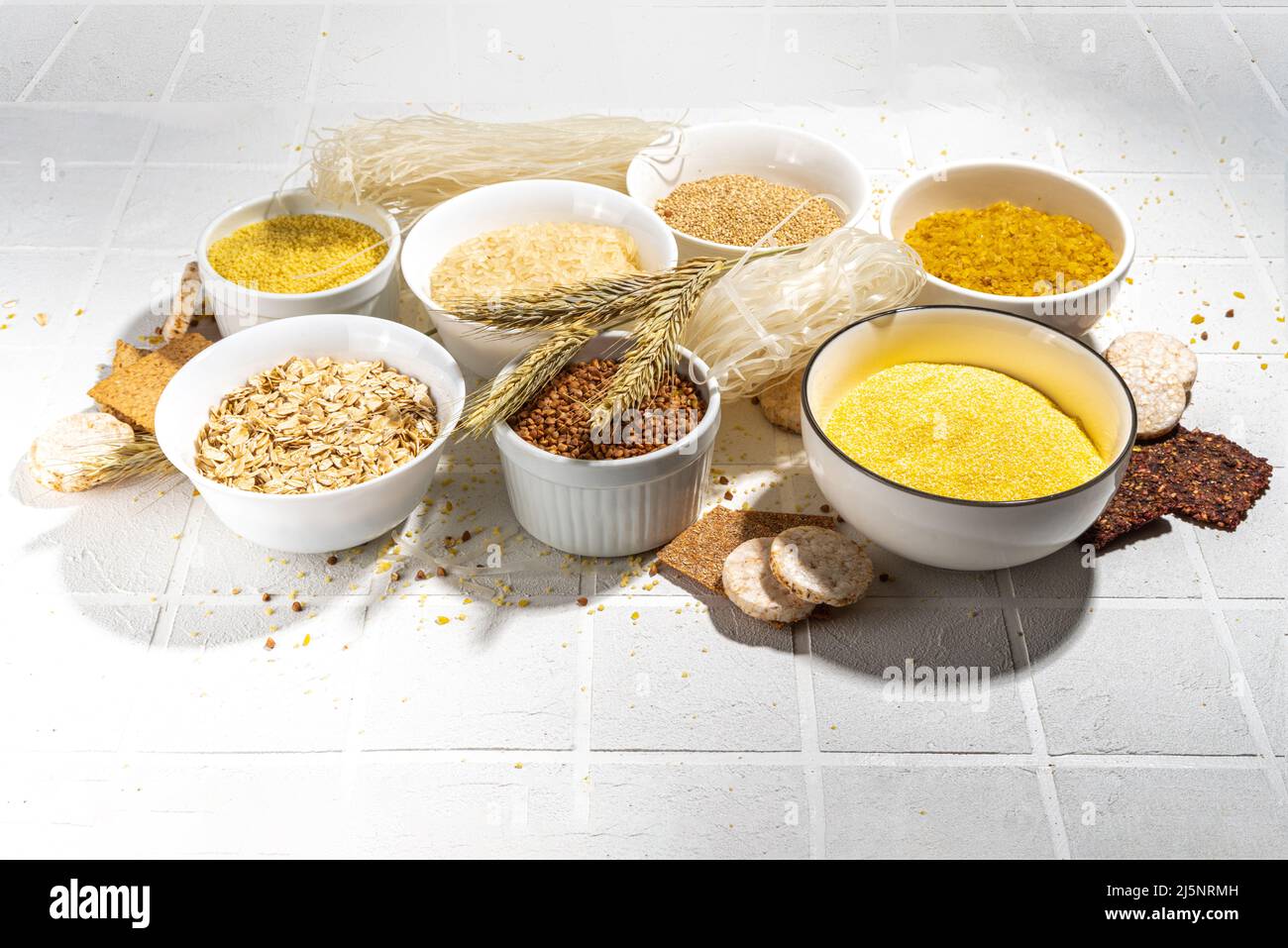 Auswahl an Vollkorngetreide glutenfreies Getreide. Verschiedene glutenfreie Getreidesorten: Reis, Buchweizen, Maisgroats, Quinoa, Hirse, Hafer, Buchweizen, Bulgu Stockfoto