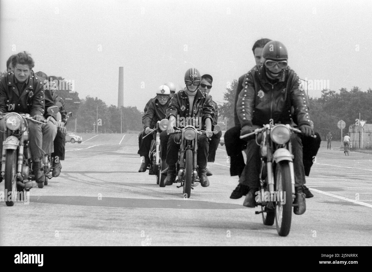 Mitglieder der Roten Teufel, einer Jugendbande in Nürnberg. Die Jugendlichen tragen dekorierte Lederjacken, herumlungern und die Zeit auf Motorrädern vergehen. [Automatisierte Übersetzung] Stockfoto