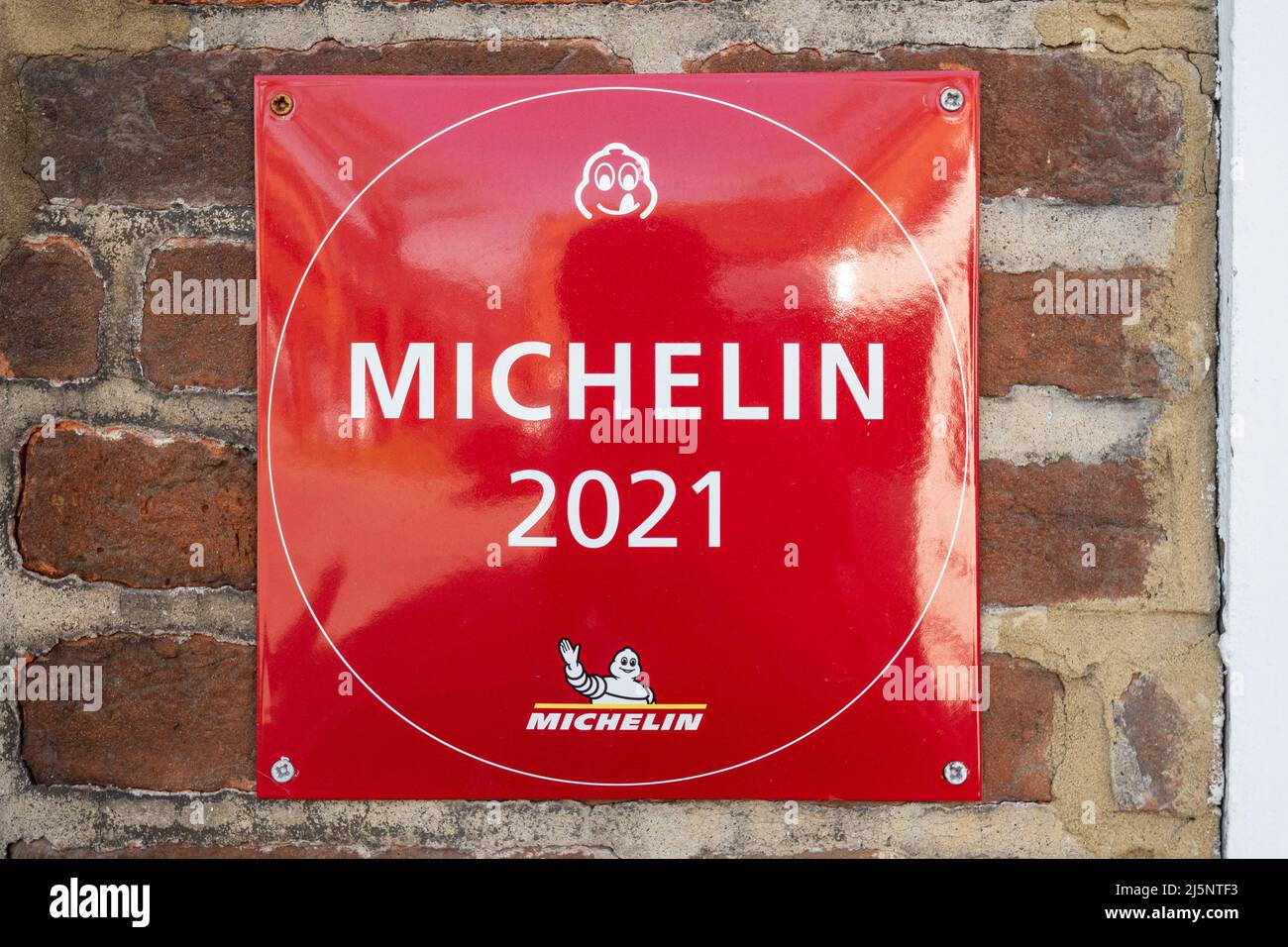 Tafel mit rotem Michelin-Restaurant, 2021 Stockfoto Tafel mit rotem Michelin-Restaurant, 2021 Stockfoto