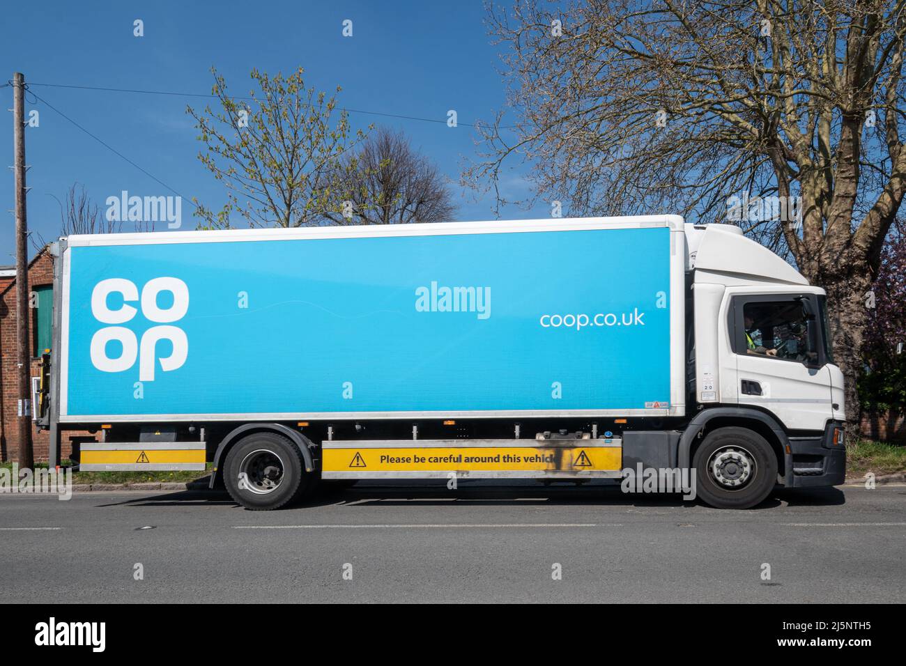Co-op LKW, blau und weiß LKW mit Co-op Lieferung Supermarkt-Logo in Surrey, England, UK Stockfoto