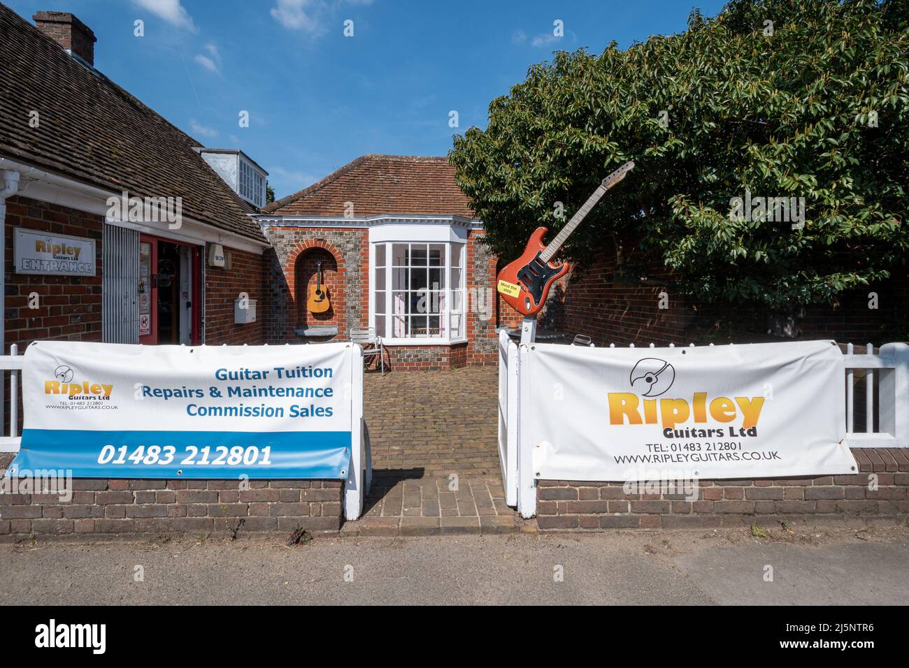 Ripley Guitars Ltd, ein Gitarrenfachgeschäft im Dorf Surrey, England, Großbritannien Stockfoto