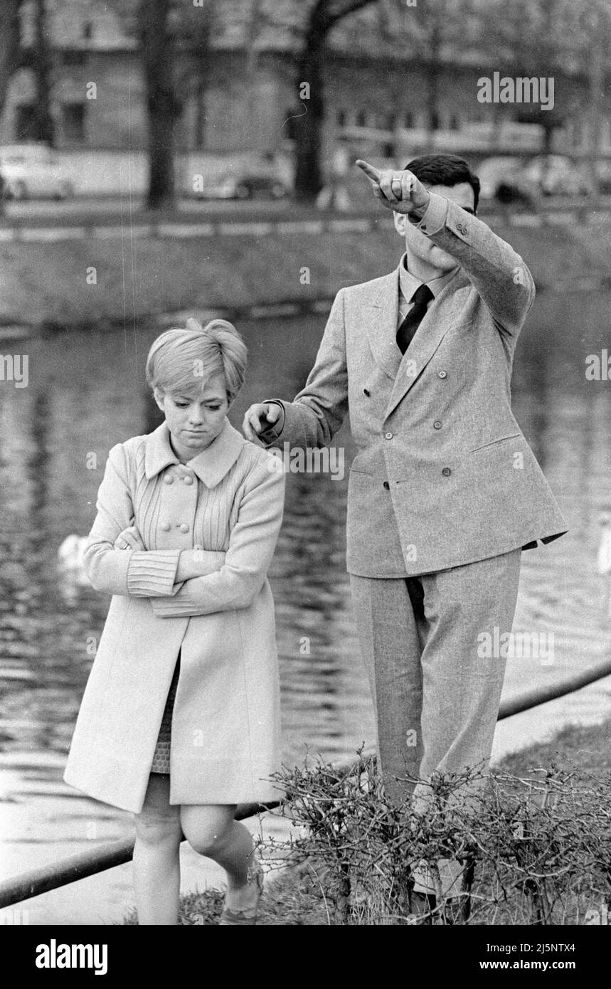 Rita Pavone und ihr Mann Teddy Reno während ihrer Hochzeitsreise in München. Auf dem Schoß von Nymphenburg. [Automatisierte Übersetzung] Stockfoto