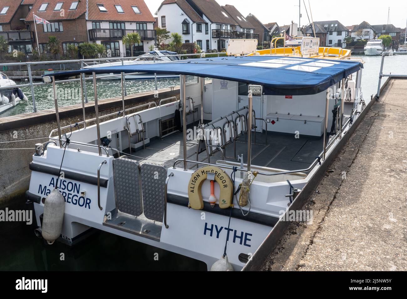 Das Schiff von Alison MacGregor, das behinderten Menschen Ausflüge ins Meer ermöglicht, liegt in Hythe Marina, Hampshire, England, Großbritannien Stockfoto