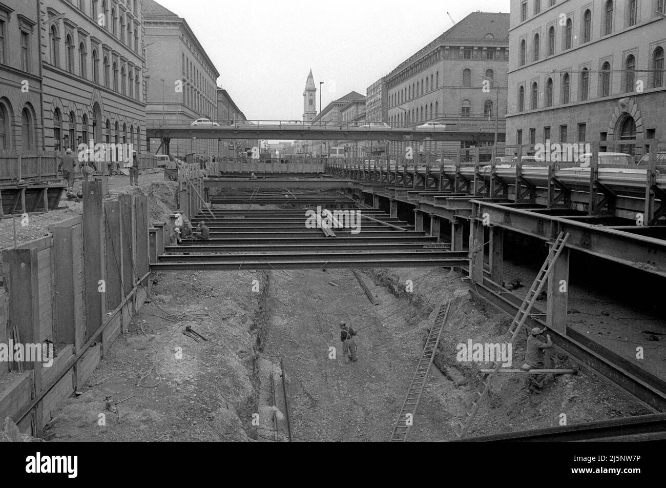 Bau der U-Bahn in München, hier in der Ludwigstraße. Das Bild zeigt auch die temporäre Brücke, die den Verkehr des Altstadtrings von der der-Tann-Straße über die Baustelle führte. [Automatisierte Übersetzung] Stockfoto