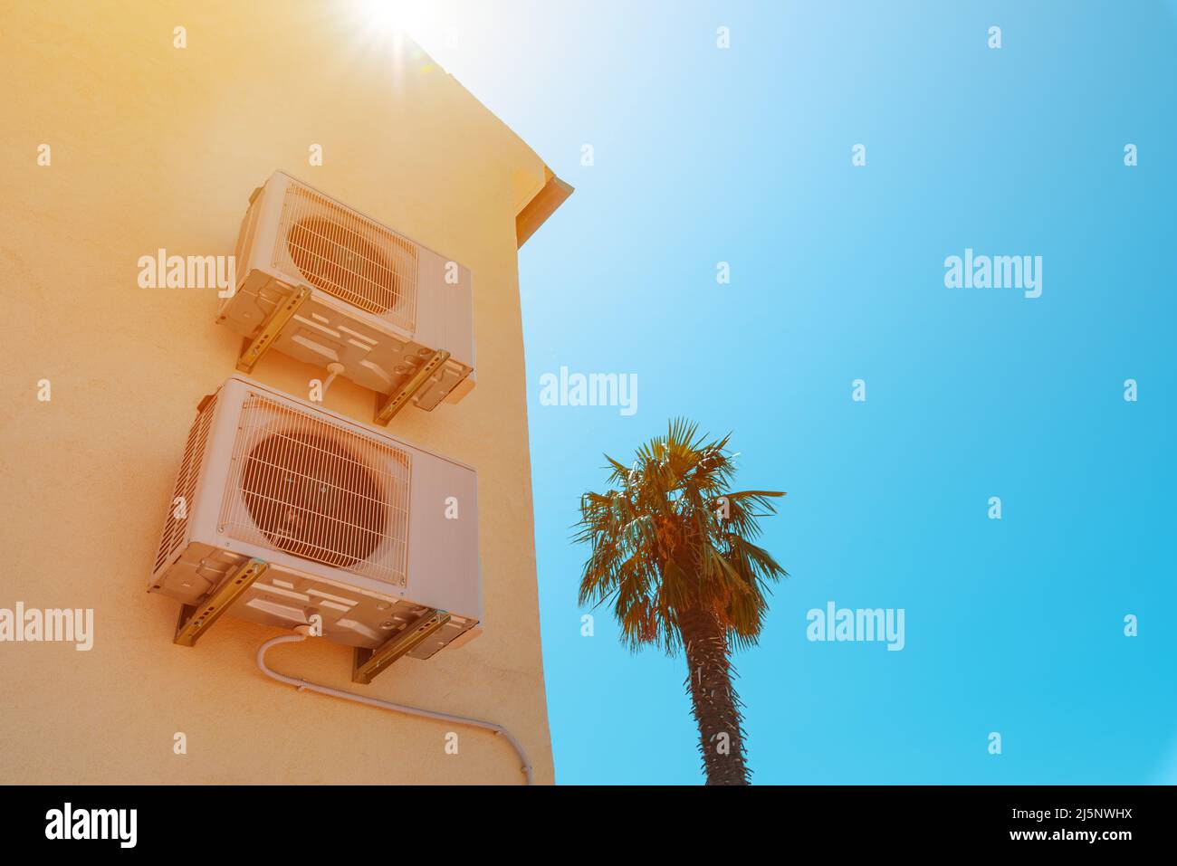 Klimaanlage externe Einheit an der Wand des mediterranen Hauses in Kroatien montiert, Kopie Raum enthalten Stockfoto