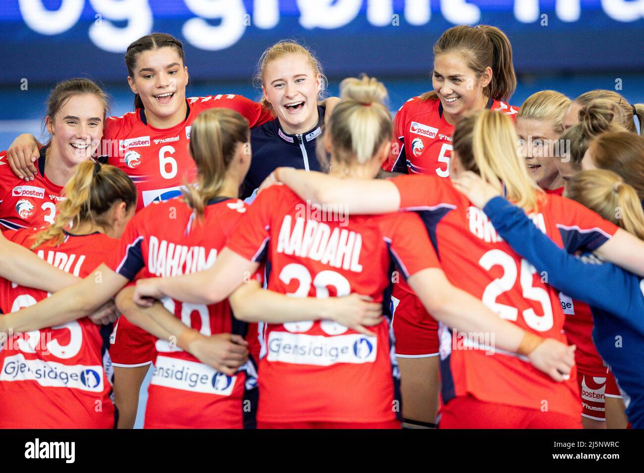 Bekkestua 20220424.Norwegen jubelt nach dem Nationalmannschaftsspiel im Handball zwischen Norwegen und Nordmakedonien in der Nadderud Arena für den Sieg. Foto: Beate Oma Dahle / NTB Stockfoto