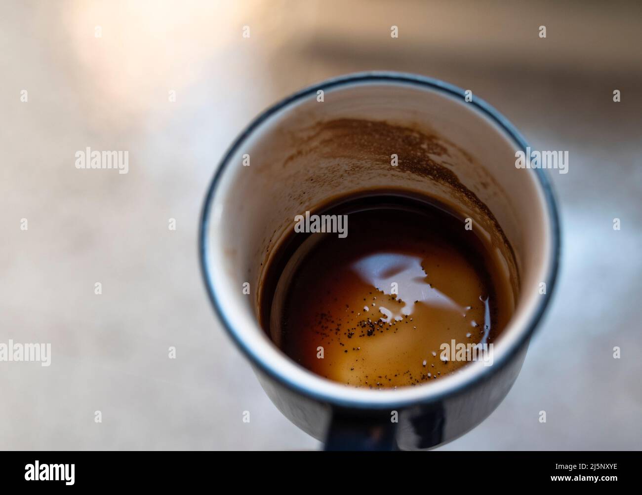 Kaffeesatz auf der Tasse Stockfoto