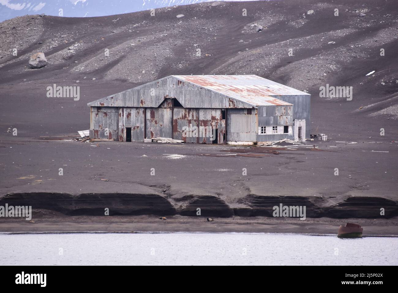 Überreste einer alten Station auf Deception Island, Antarktis Stockfoto