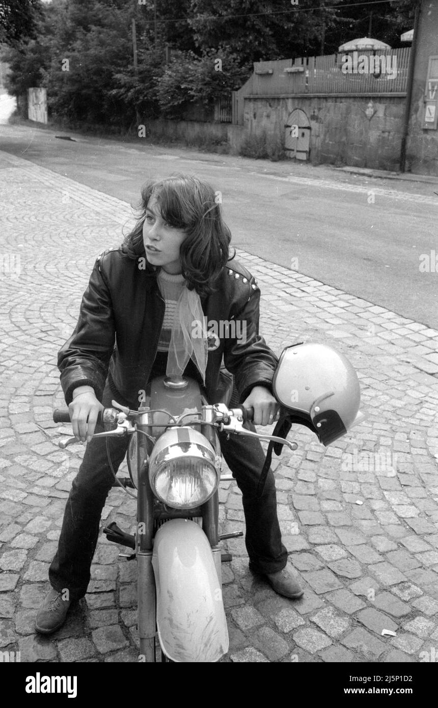 Mitglieder der Roten Teufel, einer Jugendbande in Nürnberg. Die Jugendlichen tragen dekorierte Lederjacken, herumlungern und die Zeit auf Motorrädern vergehen. [Automatisierte Übersetzung] Stockfoto