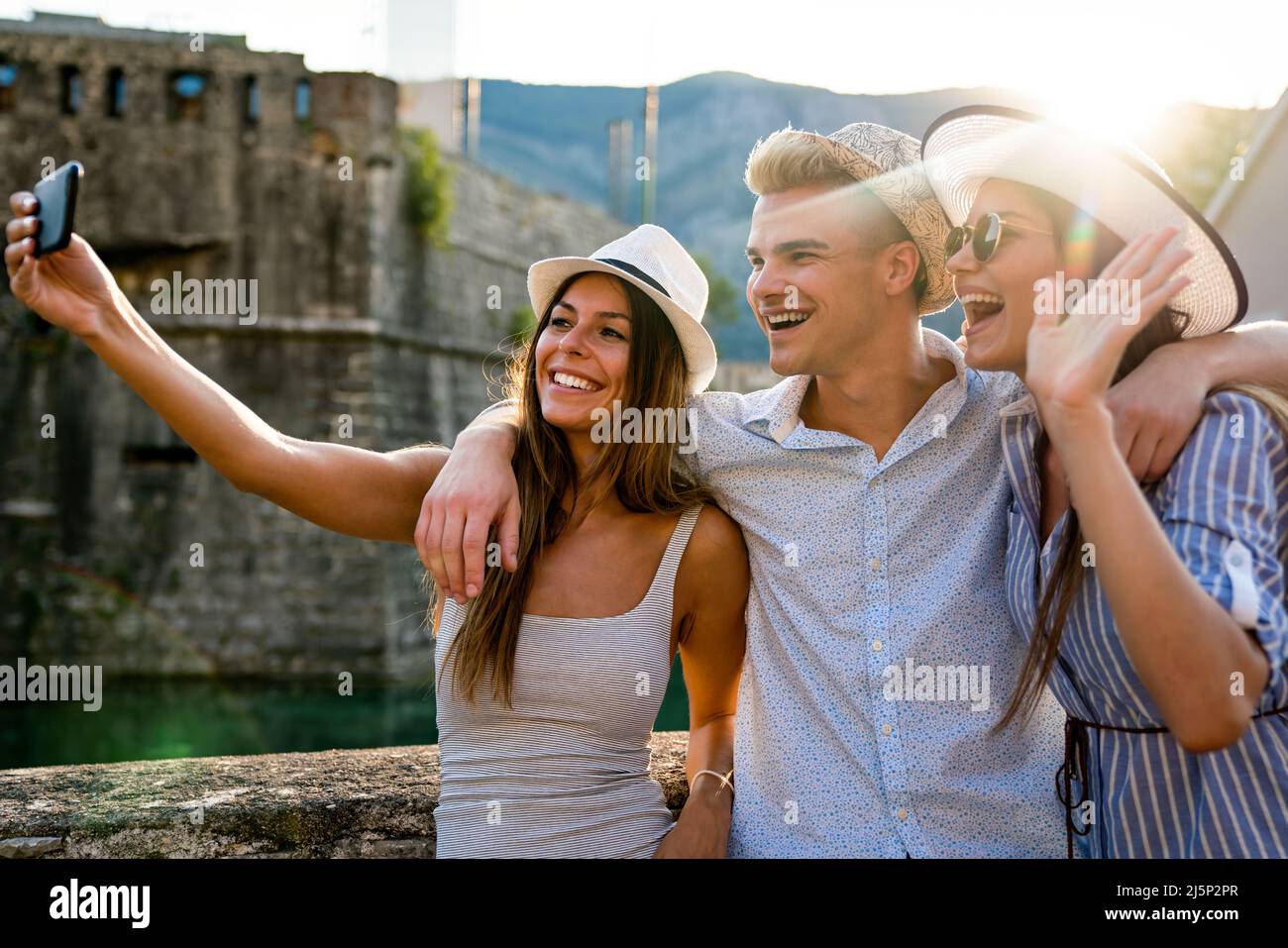 Fröhliche Gruppe junger Freunde, die gemeinsam reisen und Sommerferien verbringen Stockfoto