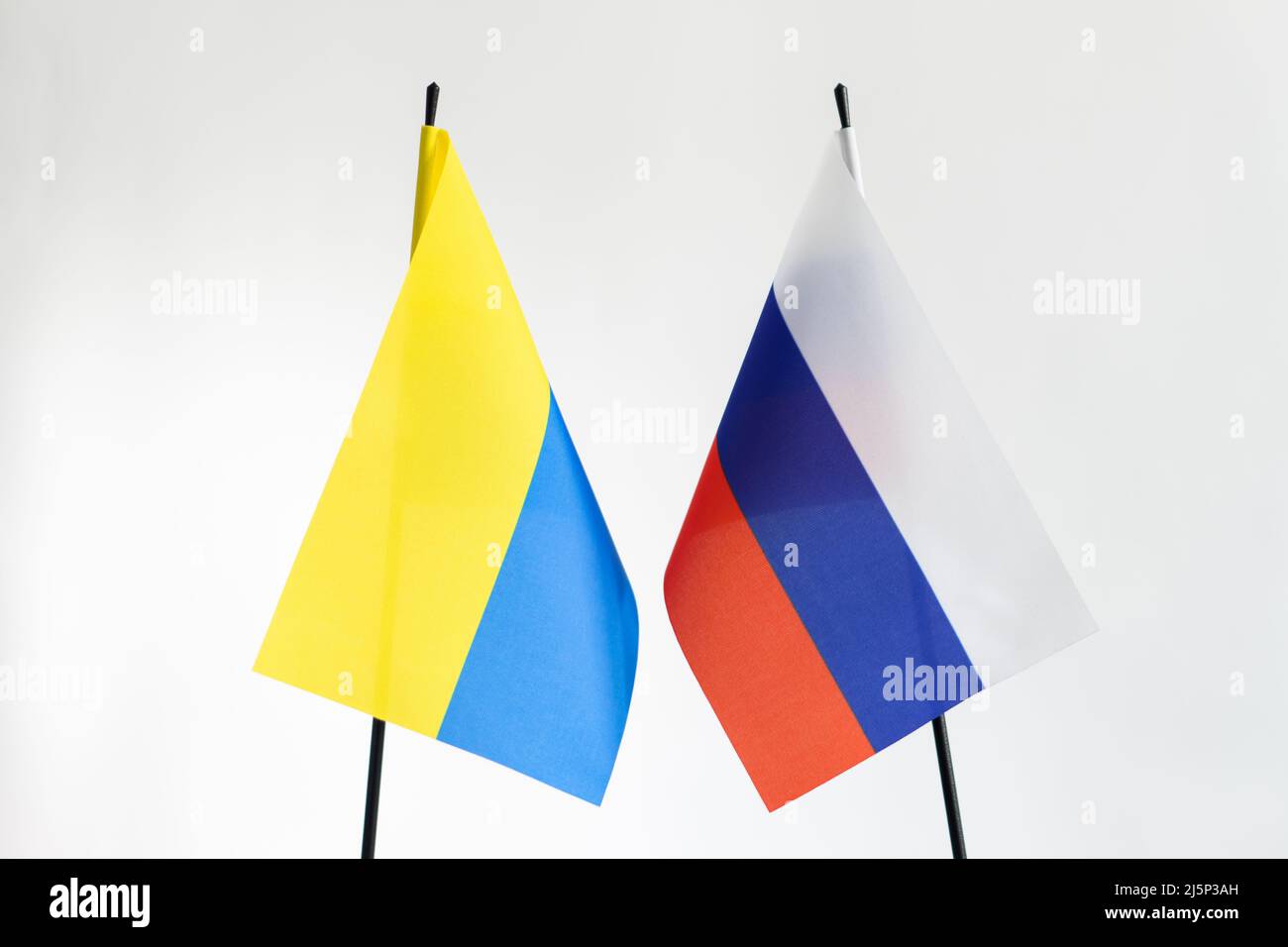 Staatsflagge Russlands und der Ukraine auf weißem Hintergrund. Konzept des russischen ukrainischen Kriegskonflikts Stockfoto