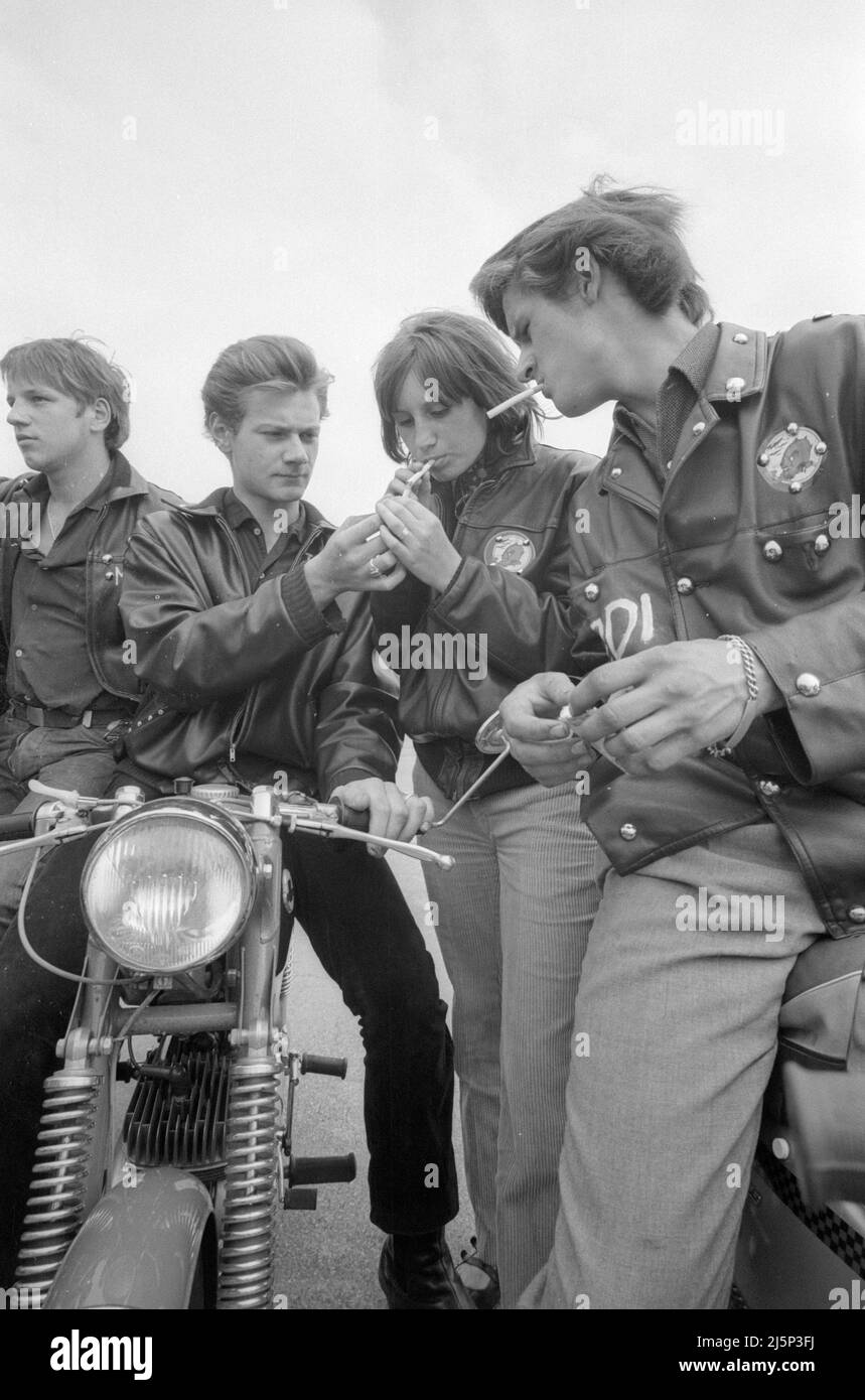 Mitglieder der Roten Teufel, einer Jugendbande in Nürnberg. Die Jugendlichen tragen dekorierte Lederjacken, herumlungern und die Zeit auf Motorrädern vergehen. [Automatisierte Übersetzung] Stockfoto