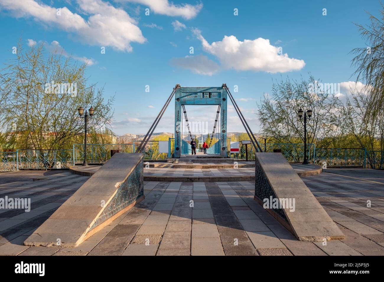 Avanos, Nevsehir - 15. April 2022 : Fußgänger überqueren die Hängebrücke über den Fluss Kizilirmak. Stockfoto