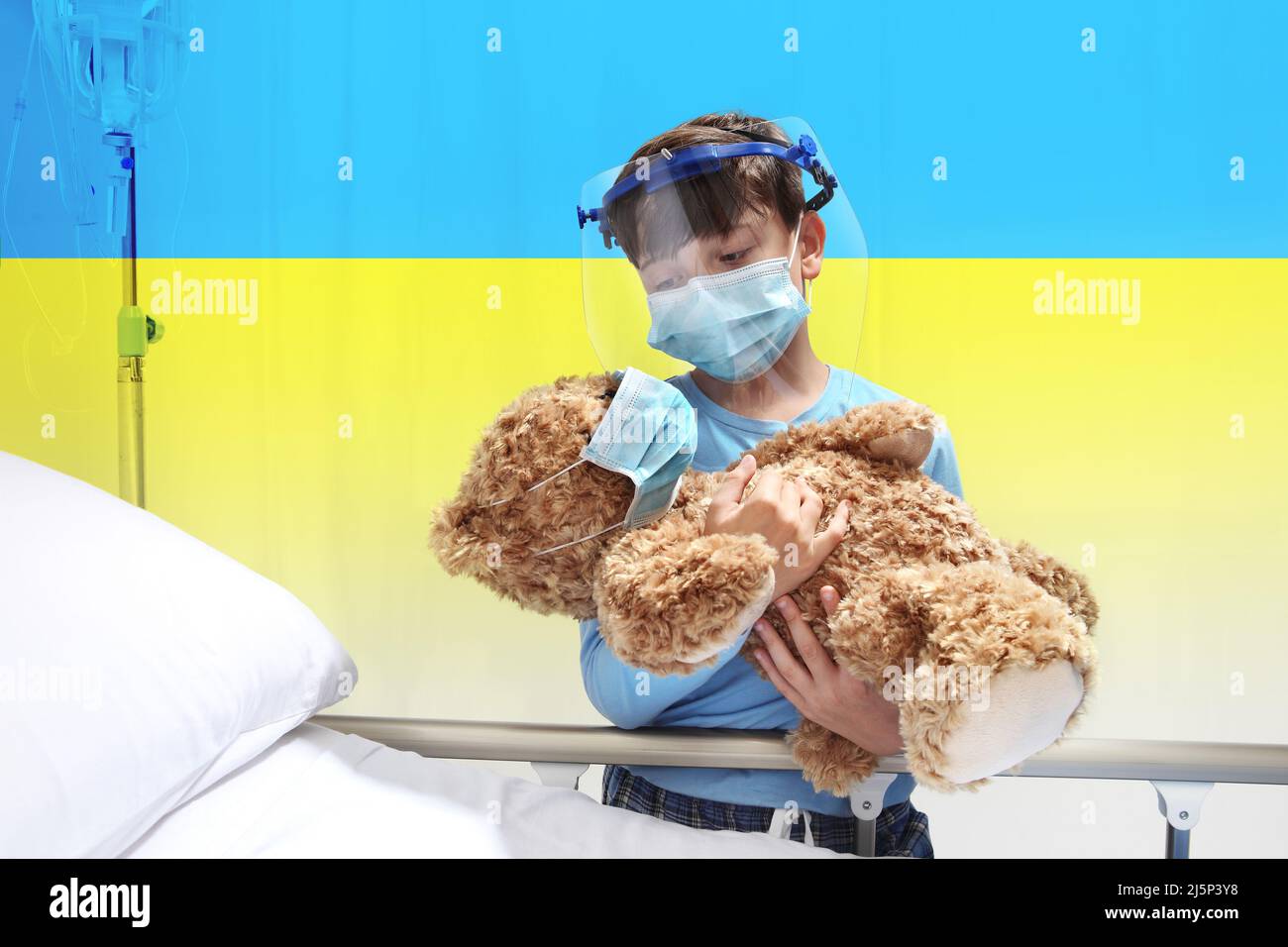 Humanitäre Hilfe, Hilfe und medizinische Versorgung für den Ukraine-Krieg. Kind im Krankenhaus trägt eine OP-Maske und spielt mit Teddybär, gelben und blauen Farben Stockfoto