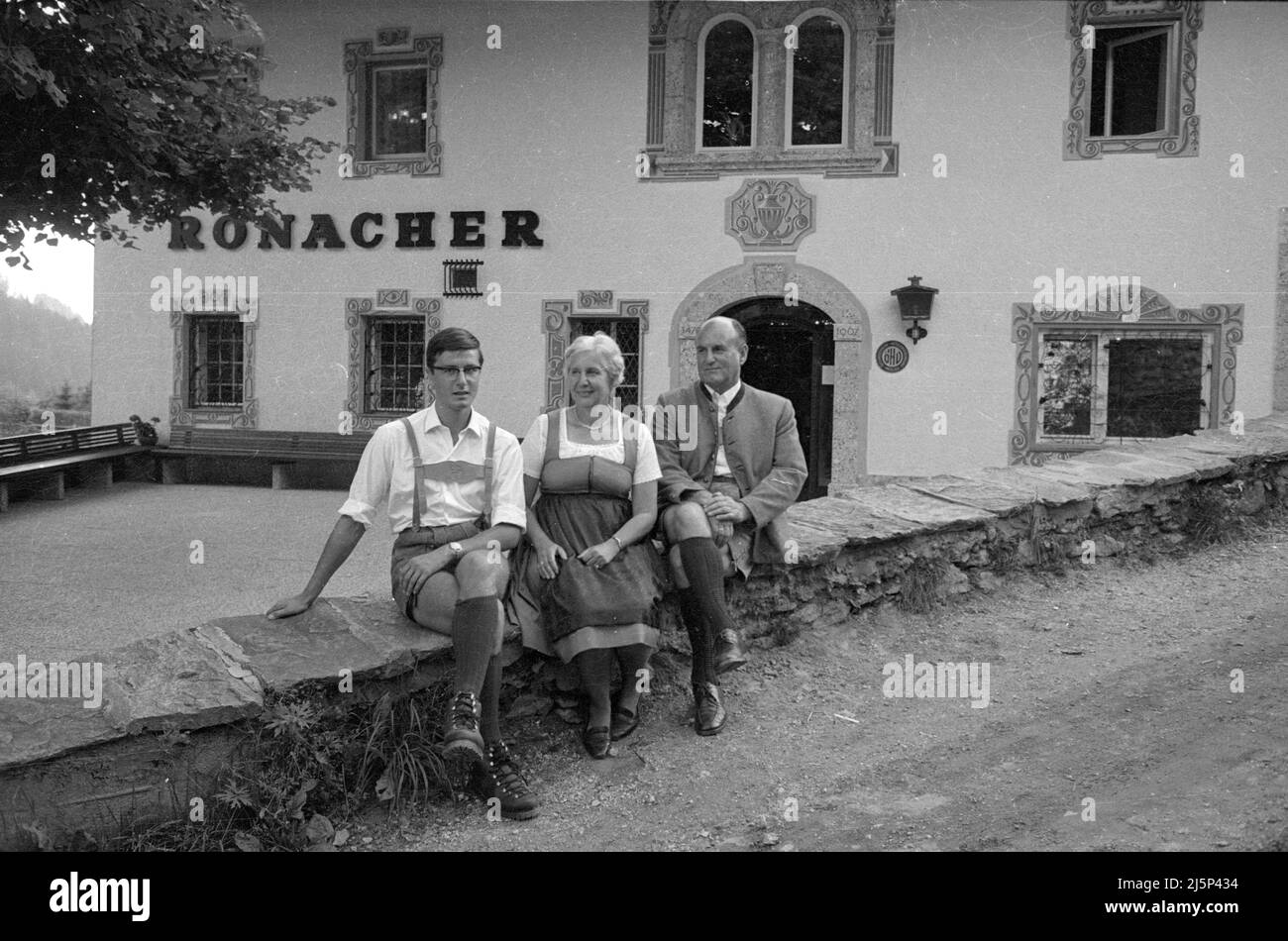 Bundeskanzler Josef Klaus mit seiner Frau Erna im Urlaub in Bad Kleinkirchheim in Kärnten im Jahr 1967. Vor dem Hotel Ronacher. [Automatisierte Übersetzung] Stockfoto