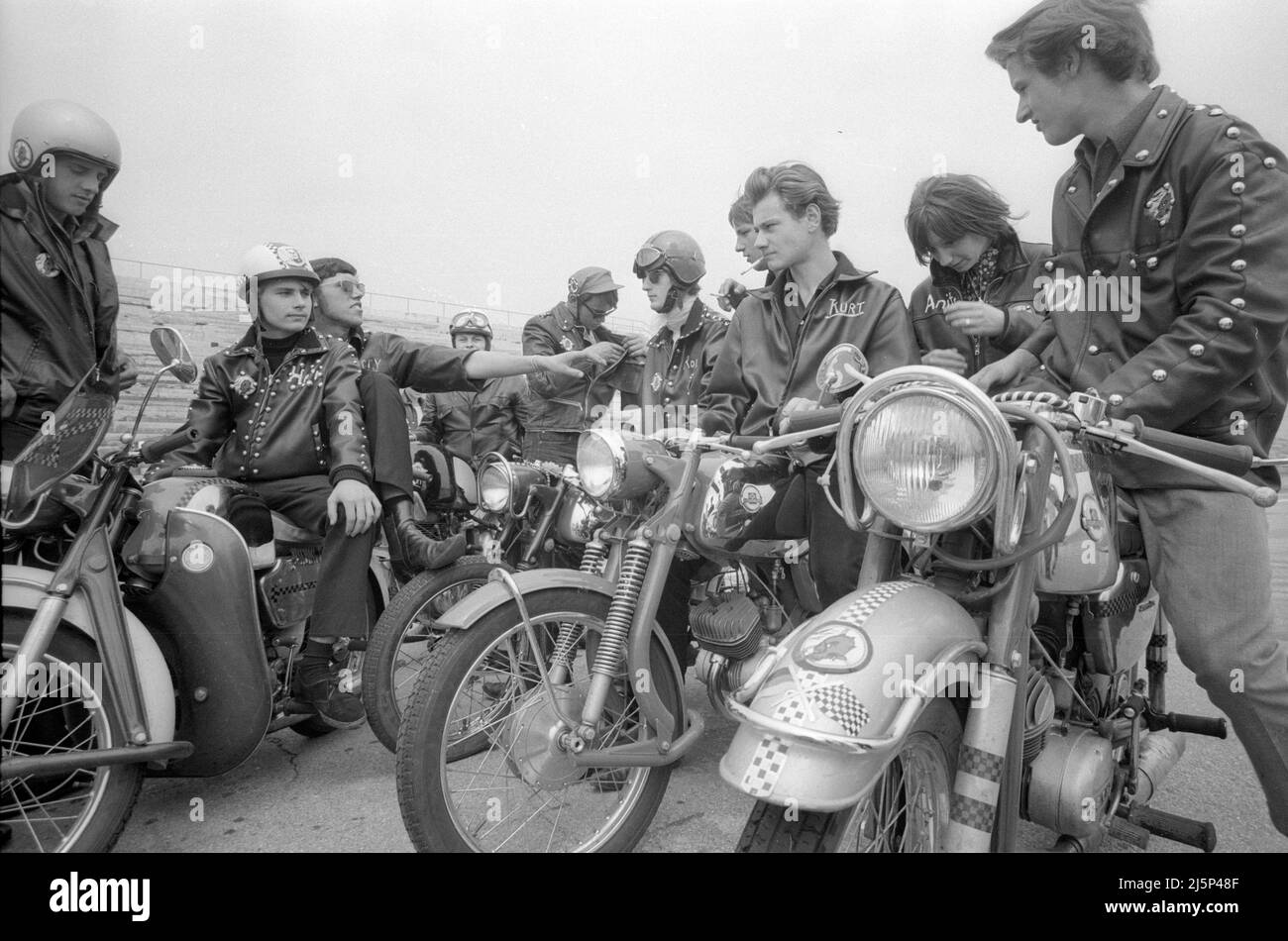 Mitglieder der Roten Teufel, einer Jugendbande in Nürnberg. Die Jugendlichen tragen dekorierte Lederjacken, herumlungern und die Zeit auf Motorrädern vergehen. [Automatisierte Übersetzung] Stockfoto