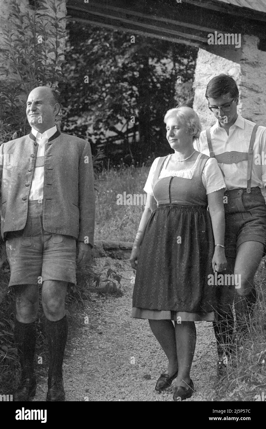 Bundeskanzler Josef Klaus mit Frau Erna im Urlaub in Bad Kleinkirchheim in Kärnten im Jahr 1967. [Automatisierte Übersetzung] Stockfoto