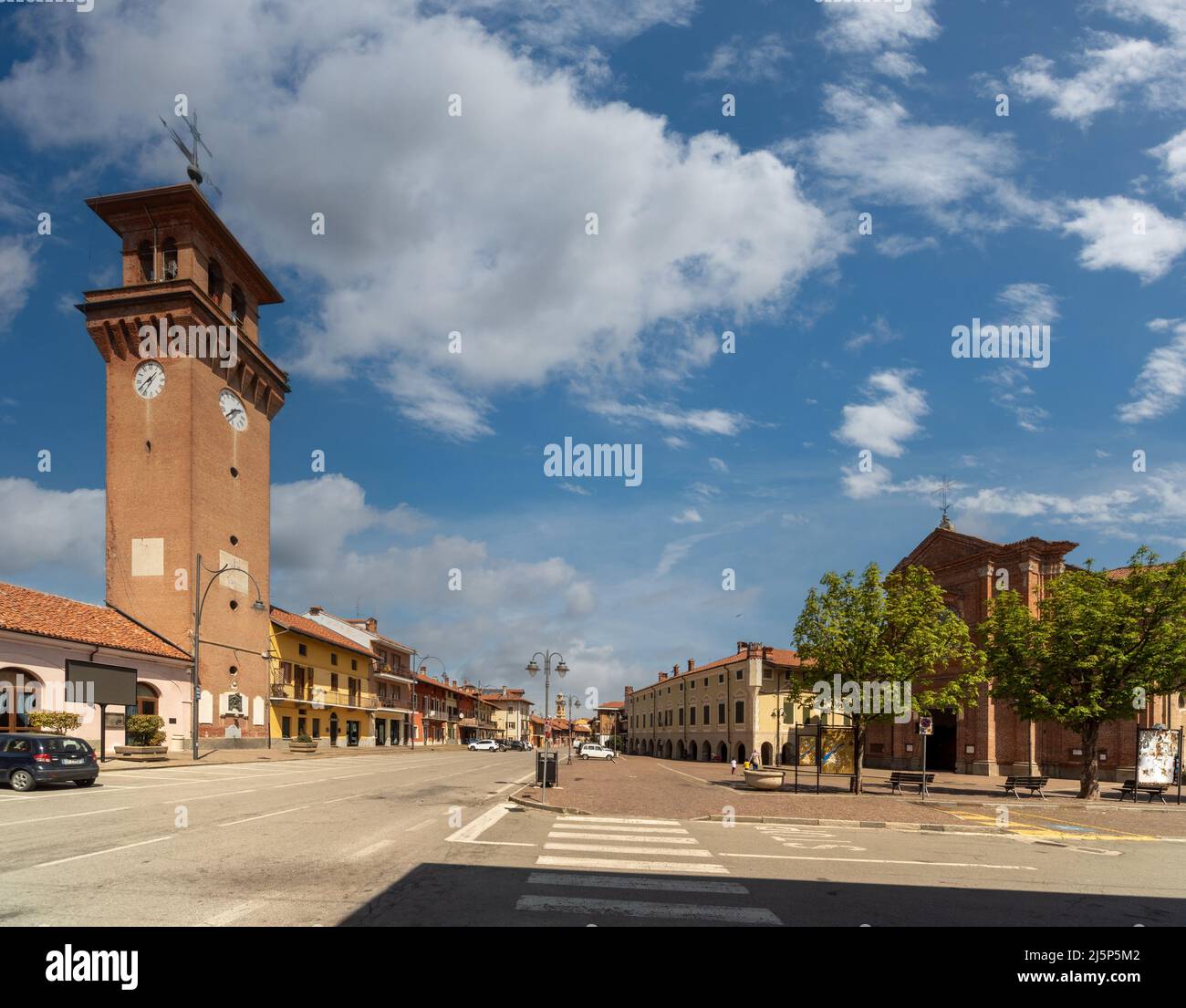 Villafalletto, Cuneo, Italien - 15. April 2022: piazza Giuseppe Mazzini, der zentrale Platz von Villafalletto mit dem Bürgerturm und dem Rathaus und Stockfoto