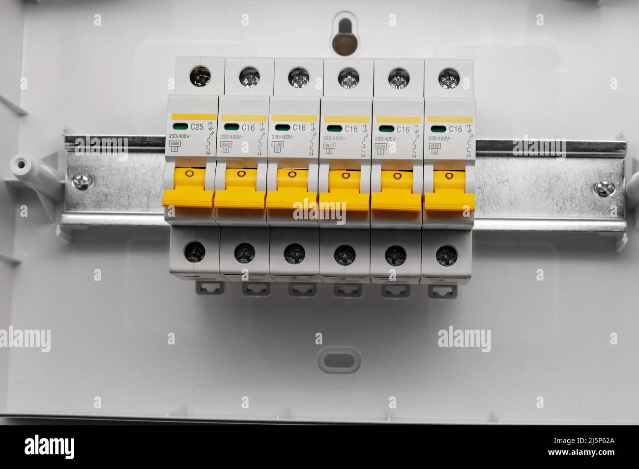 Elektrische Schutzvorrichtungen auf einer din-Schiene. Stockfoto