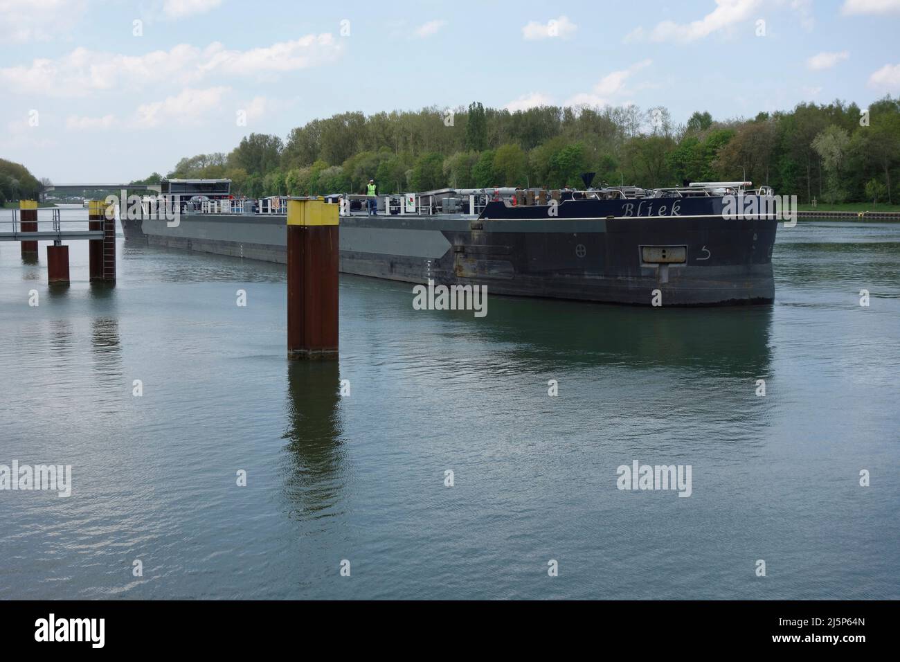 Dorheb, Deutschland. 24. April 2022. Der Tanker BLIEK fährt in die kleine Schleusenkammer, Blick unter Wasser, Dorstenschleusengruppe am Wesel Datteln Kanal, 24. April 2022. â Credit: dpa/Alamy Live News Stockfoto