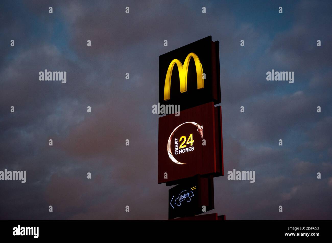 McDonald's 24-Stunden und McAuto Zeichen in Barcelona, Spanien Stockfoto