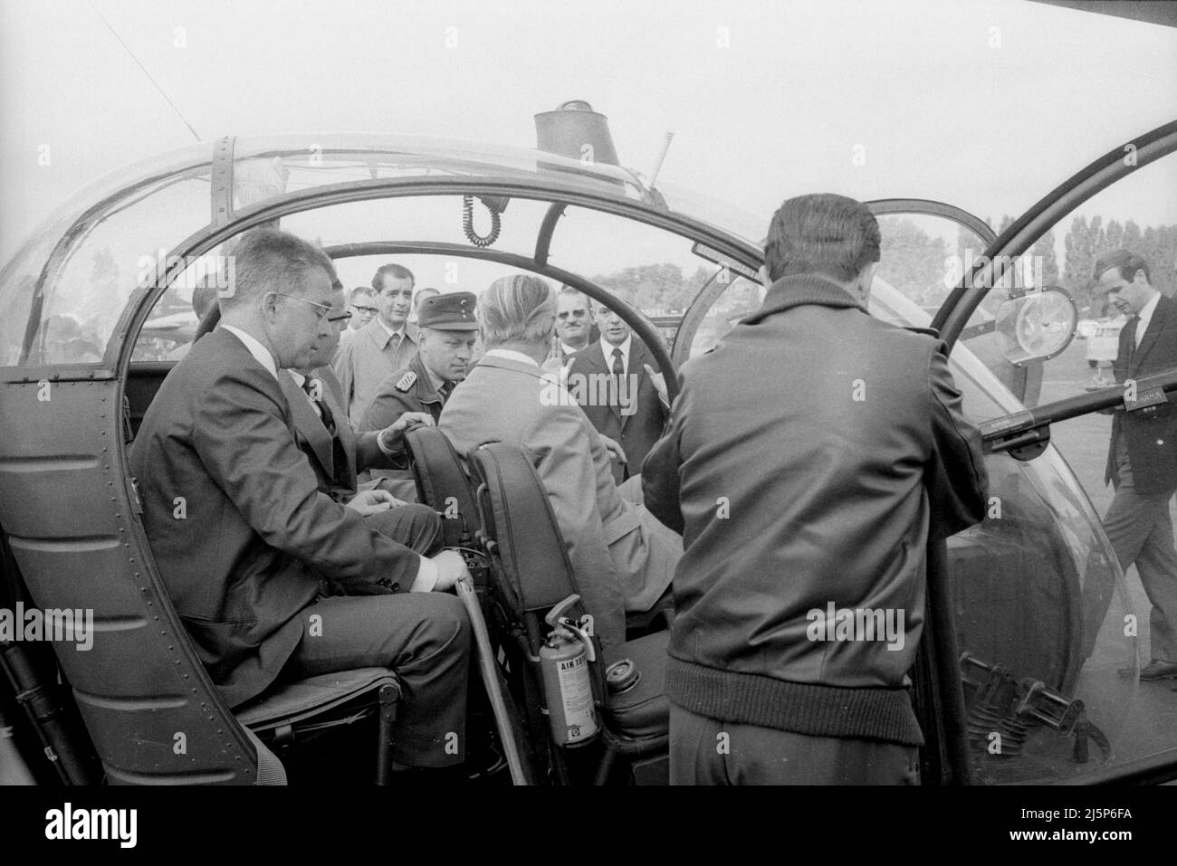 Nachdem Kurt-Georg Kiesinger und seine Familie von einer Reise in die USA zurückgekehrt sind, werden sie mit BGS-Hubschraubern weitertransportiert. Die Kanzlerin mit Mitarbeitern in einem Alouette-Hubschrauber. [Automatisierte Übersetzung] Stockfoto