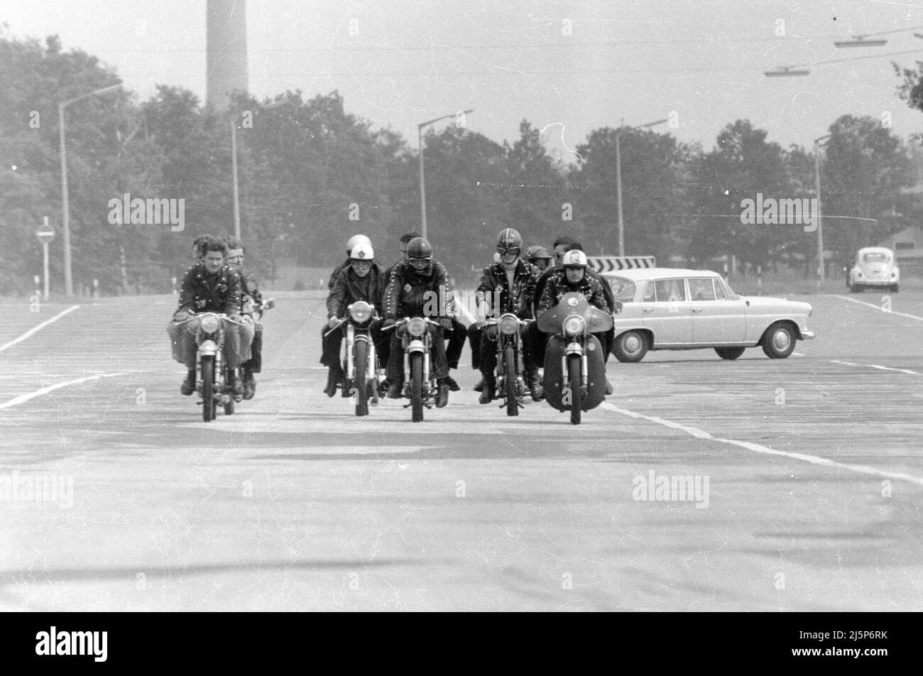 Mitglieder der Roten Teufel, einer Jugendbande in Nürnberg. Die Jugendlichen tragen dekorierte Lederjacken, herumlungern und die Zeit auf Motorrädern vergehen. [Automatisierte Übersetzung] Stockfoto