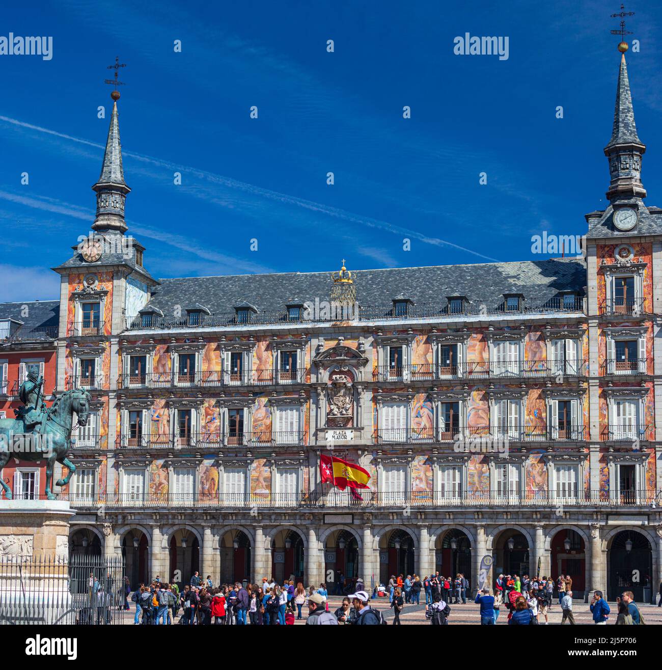 Blick auf die berühmte Plaza Mayor mit Statue Stockfoto