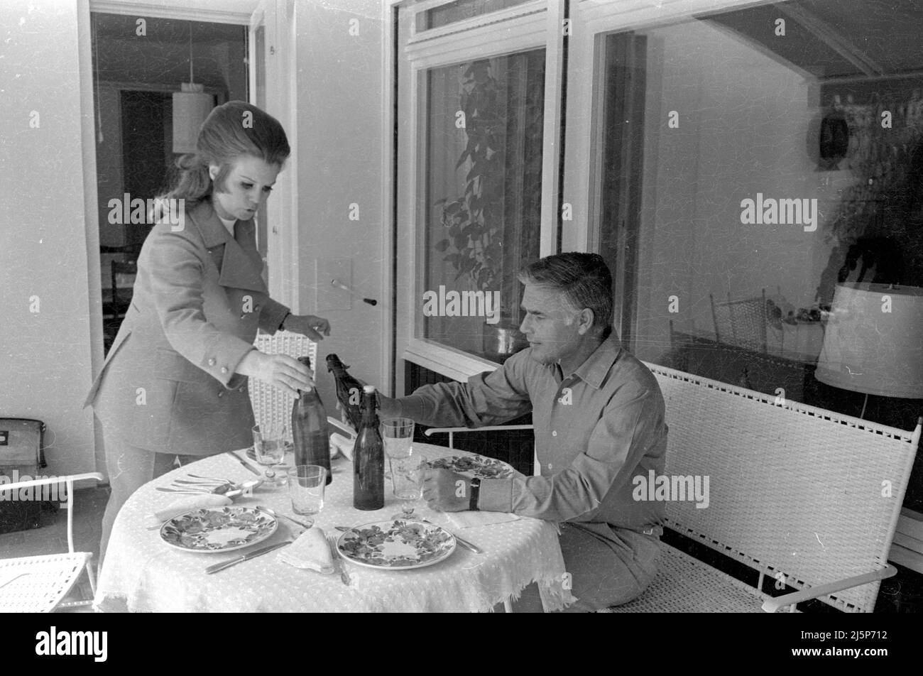 Familie Fuchsberger: Joachim Fuchsberger mit seiner Frau Gundula Fuchsberger in ihrem Haus in Grünwald bei München. [Automatisierte Übersetzung] Stockfoto