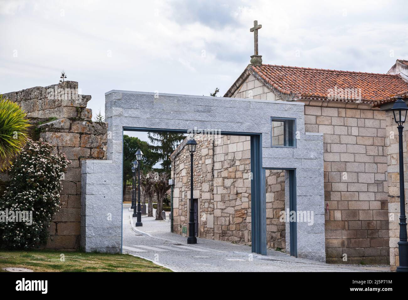 Ein Teil alt und ein Stück neue Stadtmauer an der Kirche Stockfoto