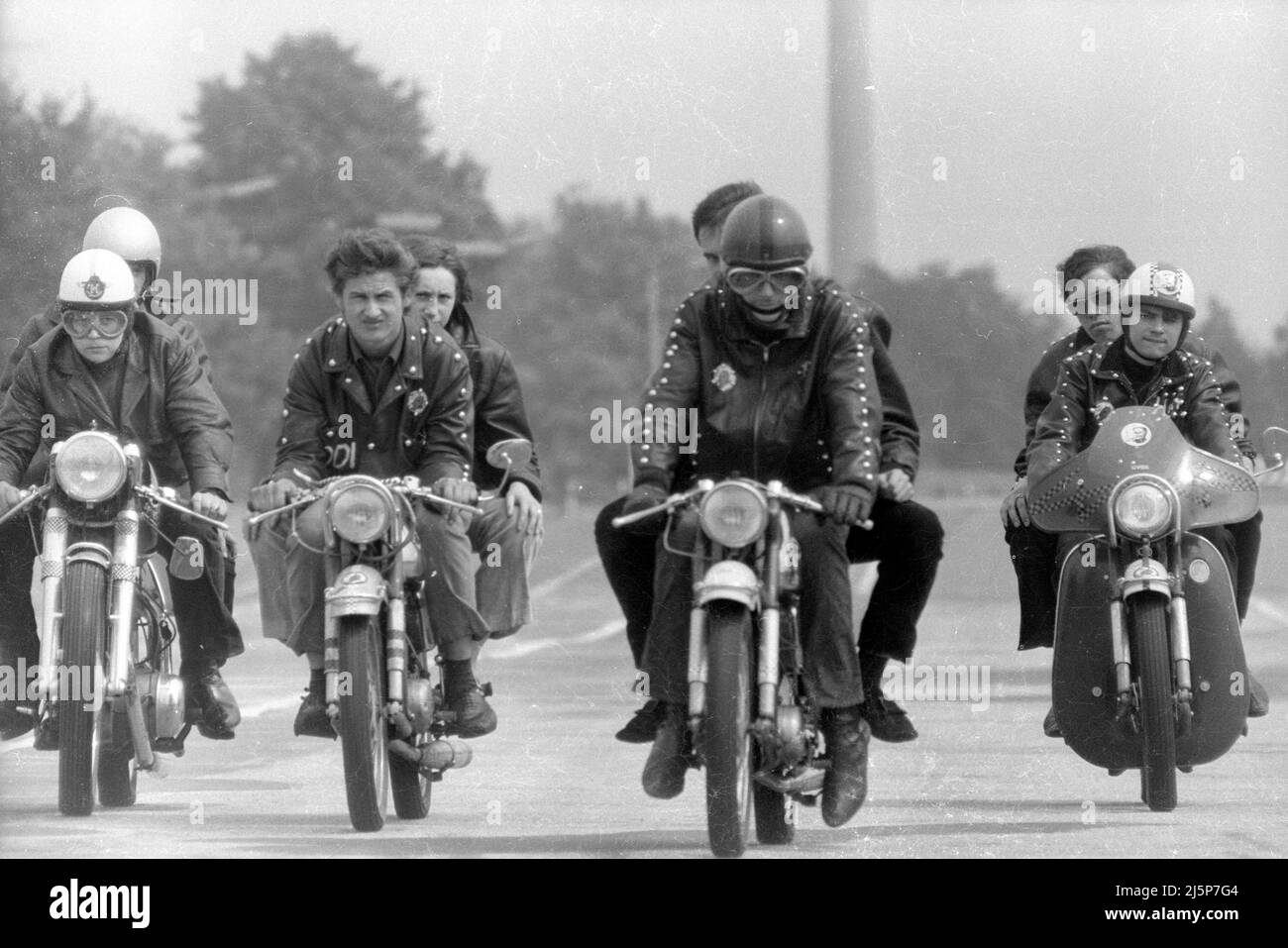 Mitglieder der Roten Teufel, einer Jugendbande in Nürnberg. Die Jugendlichen tragen dekorierte Lederjacken, herumlungern und die Zeit auf Motorrädern vergehen. [Automatisierte Übersetzung] Stockfoto