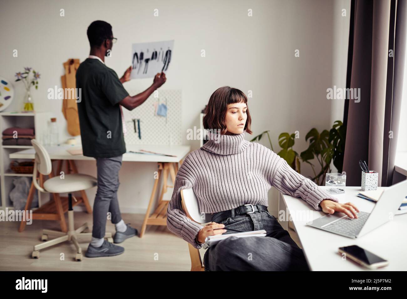 Kreatives junges Team von Modedesignern, die an der Kollektion für die neue Saison arbeiten Stockfoto